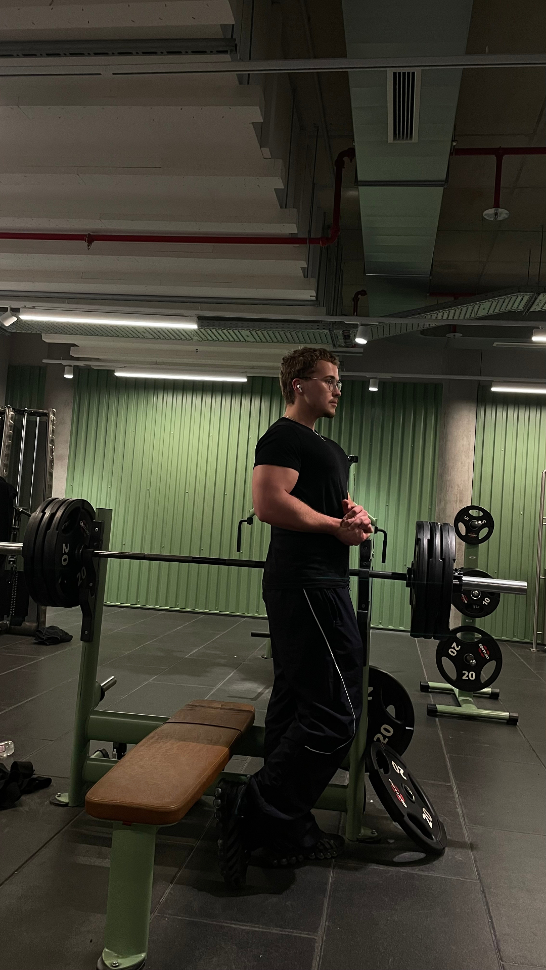 RAWFORM Athlet im Squat Rack